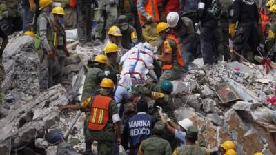 Los rescatistas siguen recuperando cuerpos de entre los escombros en la capital mexicana.