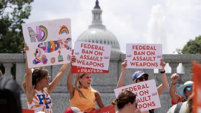 Tras el anuncio del resultado de la votación por parte de la presidenta de la Cámara Baja, Nancy Pelosi, los demócratas se sumieron en una ovación.
