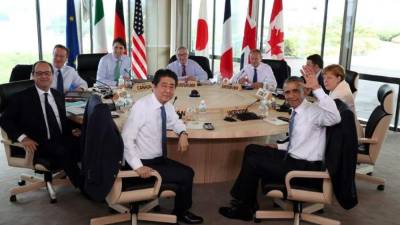 El primer ministro japonés Shinzo Abe, Barack Obama, Francois Hollande; el primer ministro británico, David Cameron; el primer ministro de Canadá, Justin Trudeau; el presidente de la Comisión Europea, Jean- Claude Junkcker; el presidente del Consejo de la Unión Europea, Donald Tusk; el primer ministro italiano, Matteo Renzi y la canciller alemana Angela Merkel durante una reunión de la cumbre G7 en Japón.