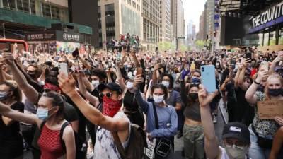 Miles de neoyorquinos salieron a las calles a protestar. Foto: AFP