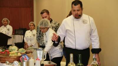 El chef Roger González mientras explicaba a las asistentes cómo preparar filete mignon. Foto: Cristina Santos.
