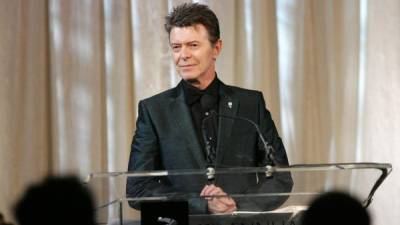 David Bowie, fue un músico y compositor británico, quien ejerció a su vez de actor, productor discográfico y arreglista.