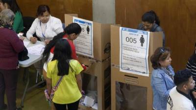 Ecuatorianos votando.