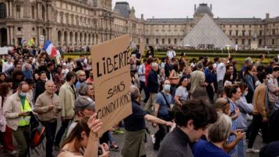 Miles de franceses han salido a la calle a protestar por lo que consideran medidas discriminatorias de parte del gobierno.