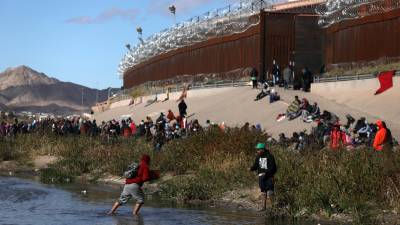 Los migrantes venezolanios se han agrupado en la frontera de México con la esperanza de cruzar hacia Estados Unidos.
