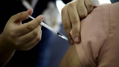 Una persona recibe la vacuna contra la covid-19 , en San Salvador.