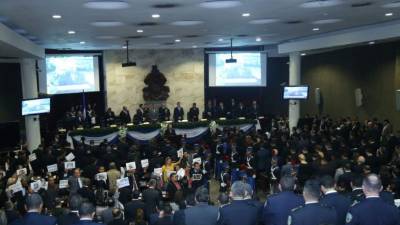 Los diputados del Congreso Nacional electos en las elecciones de noviembre instalan la nueva legislatura.