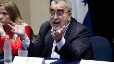 El jefe de la Misión de Observadores de la Organización de Estados Americanos (OEA) para los comicios presidenciales hondureños, Enrique Correa (c), habla el 20 de noviembre de 2013, durante una conferencia de prensa en un hotel de Tegucigalpa, previo a las elecciones del próximo domingo 24 de noviembre. EFE