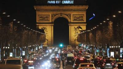 La frase 'Paris est Charlie' (París es Charlie) puede leerse en enormes caracteres en la parte superior del monumento de estilo neoclásico, que desde 1836 preside la Plaza de la Étoile de la capital francesa.