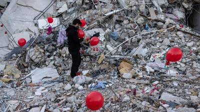 Los rescatistas suspendieron las tareas de búsqueda tras dos nuevos terremotos que sacudieron el sureste de Turquía el lunes por la noche.