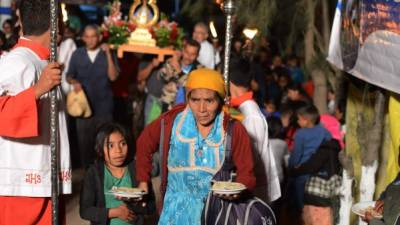 Fieles católicos celebran una vigilia en honor a la Virgen de Supaya, patrona de Honduras, en Tegucigalpa, el 2 de febrero de 2015. AFP