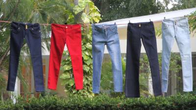 Los pantalones que se ajuntan a su cuerpo y estilizan su beleza.