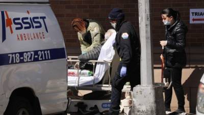 Un paciente con coronavirus es trasladado en una ambulancia en Nueva York. Foto: AFP