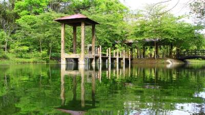 Diversas atracciones, como este estanque para navegarlo, esperan en La Vereda Hotel de Montaña ubicado en el kilómetro 73 de la carretera de occidente, en Sula, Santa Bárbara.