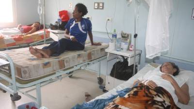 Los centros asistenciales reciben a diario pacientes con síntomas de dengue. Se había notado una leve disminución de casos.