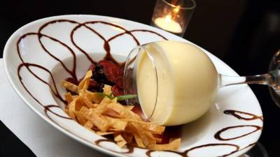 Una crema aireada de chocolate blanco, una creación del chef Imanol Fano.