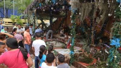 La Municipalidad sampedrana elaboró un nacimiento en el parque central que se ha convertido en parada obligada para quienes pasan por el lugar. Foto: Yoseph Amaya