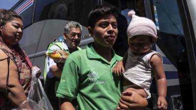 Pese a las amenazas del presidente estadounidense Donald Trump de enjuiciar a los inmigrantes que crucen la frontera sur ilegalmente, decenas de hondureños que integran la caravana que partió en Semana Santa de Tapachula con más de 1,500 indocumentados, se alistan en Tijuana para entregarse a las autoridades estadounidenses.