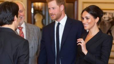 La duquesa de Sussex lució deslumbrante con un mini vestido negro que dejó mostrar sus piernas mientras acompañaba al príncipe Harry en una presentación benéfica especial del musical Hamilton.