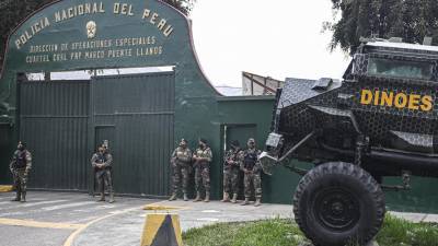 Militares custodian la cárcel donde se encuentra detenido el ex presidente de Perú, Pedro Castillo.