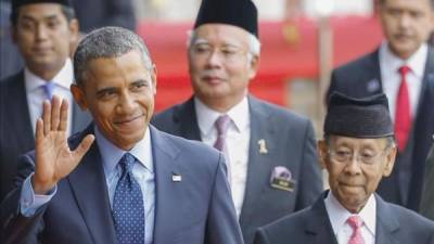 El presidente de EUA., Barack Obama camina con el Sultan de Malasia Abdul Halim Al-Muadzam Shah (d), seguido por el primer ministro de Malasia, Najib Razak (c) en la ceremonia de bienvenida en la Casa del Parlamento en Kuala Lumpur, Malasia. EFE