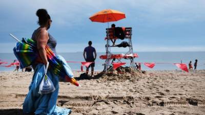 La gente disfruta de una tarde en la playa de Coney Island en Brooklyn, Nueva York. AFP