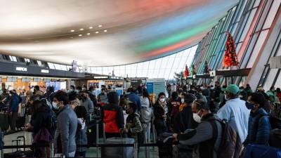 Las aerolíneas estadounidenses cancelaron más de 2,000 vuelos entre ayer y hoy, dejando miles de pasajeros varados.