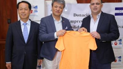 Raihyung Kim, embajador de Corea del Sur en Honduras, entrega el lote al alcalde Armando Calidonio.