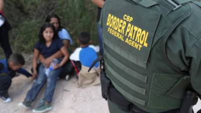 Unos 70 indocumentados son llevados ante jueces federales cada día para ser sentenciados por cruzar la frontera de manera ilegal Foto: AFP