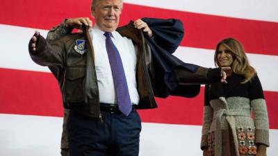 Trump llegó hoy a la base aérea estadounidense de Yokota (oeste de Tokio) para iniciar su visita de dos días a Japón.