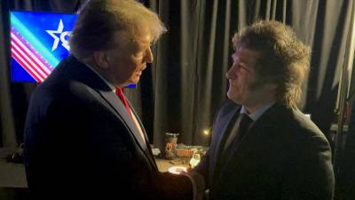 Trump y Milei se saludaron brevemente tras el discurso del exmandatario estadounidense en la CPAC.
