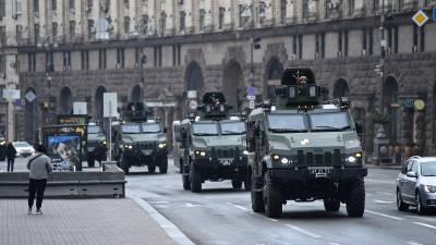 Militares ucranianos patrullan la capital del país ante el avance de las tropas rusas que buscan tomar el control de Kiev.