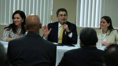 La primera dama Ana de Hernández, el presidente Juan Orlando Hernández y María Andrea Matamoros, vicecanciller de la Secretaría de Relaciones Exteriores.