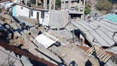 Las casas se derrumbaron debido a una falla que existe en la zona.