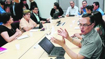 Autoridades de Dinaf en reunión en la que acordaron las nuevas acciones.