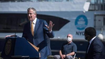 Fotografía cedida por la Alcaldía de Nueva York donde aparece su alcalde, Bill de Blasio, mientras habla durante su rueda de prensa diaria, con los comisionados en el Brooklyn Navy Yard en Nueva York (EEUU). EFE