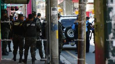 La escena fue custodiada por agentes de la Policía Militar del Orden Público y elementos de la Policía Nacional.