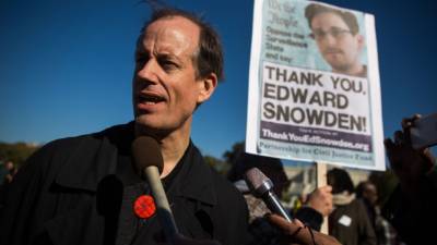 El ex alto Agencia Nacional de Seguridad de alto nivel ejecutivo Thomas Drake habla con los periodistas durante el dejar de ver a reunir protesta de vigilancia de la Agencia de Seguridad Nacional de EE.UU., el 26 de octubre 2013 , frente al edificio del Capitolio de EE.UU. en Washington, DC