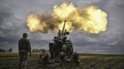 Militares ucranianos disparan contra tropas rusas en el oeste del país donde se desarrollan fuertes combates.