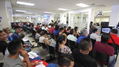 Contribuyentes esperan en la oficina noroccidental del SAR ubicada en San Pedro Sula.