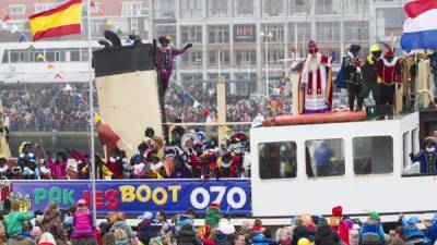 'Sinterklaas', como le llaman a Santa Claus en Holanda, llega en un barco.