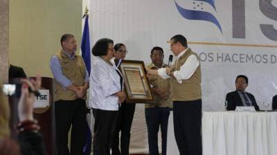 La entrega del reconocimiento lo hizo el presidente del TSE, David Matamoros.