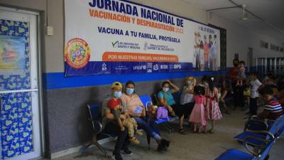 Desde tempranas horas, los padres de familia llevaron a sus hijos a la campaña de vacunación.