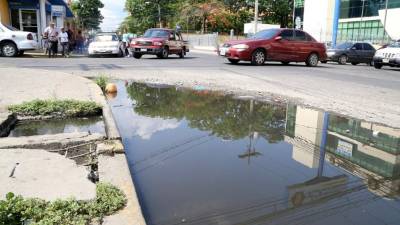 Cada vez que llueve, el charco de aguas negras cubre casi la mitad de la esquina entra la 3 calle y la 3 avenida.