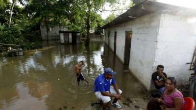 En La Democracia y Omonita fueron evacuadas 14 familias. Fotos Wendell Escoto