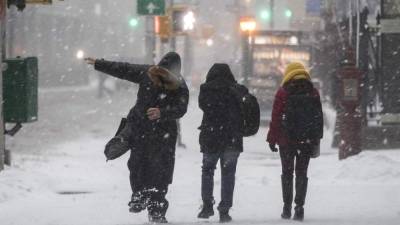 La tormenta Stella azota con ráfagas de viento gélido, nieve y granizo a varias ciudades del noreste de Estados Unidos, donde las escuelas cerraron y miles de vuelos fueron cancelados. Fotos AFP.