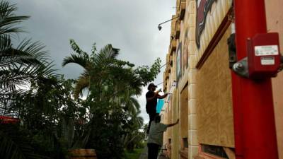 La instalación de plywood para la protección de las ventadas continuaban el sábado por la tarde. Florida ordenó la evacuación de más de 5,6 millones de habitantes ante la cercanía del huracán Irma.