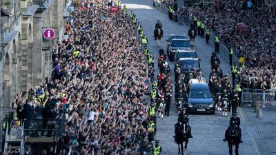 Los restos de Isabel II son trasladados desde Escocia hasta Londres, donde se celebrará el funeral de Estado el próximo lunes.