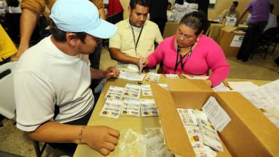 Las autoridades electorales hondureñas entregaron en un acto simbólico unas 32.000 credenciales.