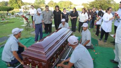 Con aplausos despidieron al intelectual y reconocido periodista Amílcar Santamaría. Foto: Yoseph Amaya